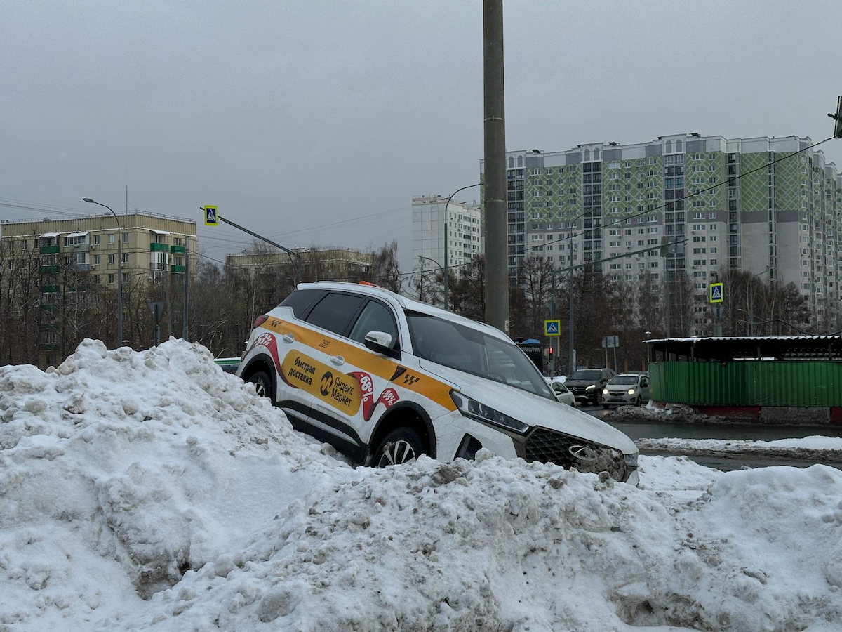 На юго-западе Москвы такси влетело в сугроб