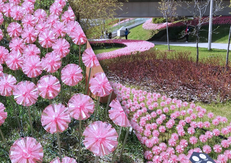 Парк в центре Москвы засадили пластиковыми цветами