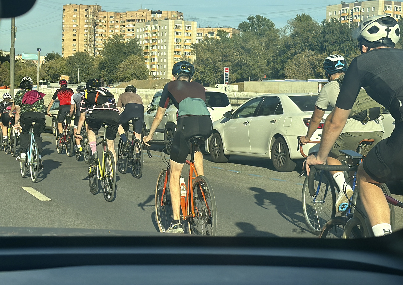 В Москве продолжается велофестиваль: велосипедисты занимают целые автополосы