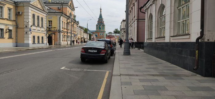 В центре Москвы возле клиники Рошаля нанесли парковочную разметку