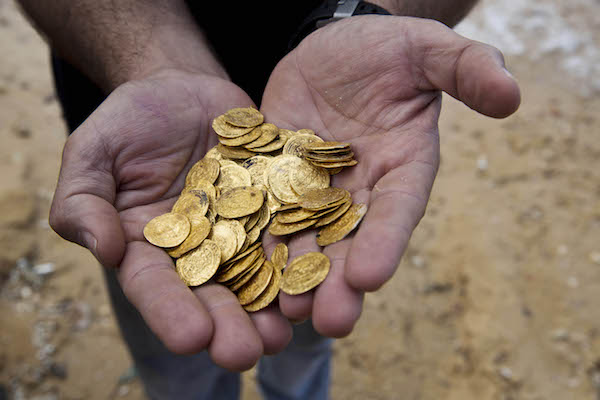 Жулики под видом строителей-землекопов продают москвичам фальшивые старинные монеты