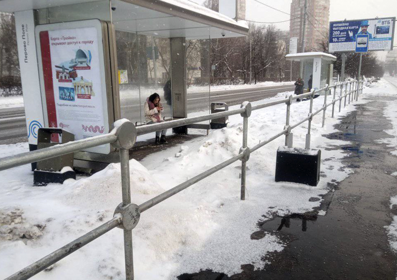 В районе Перово пассажирам, чтобы пересесть с автобуса на трамвай нужно перелезть через забор