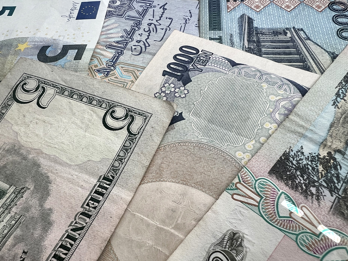 Россияне наращивают вклады в юанях: что будет с долларом и евро