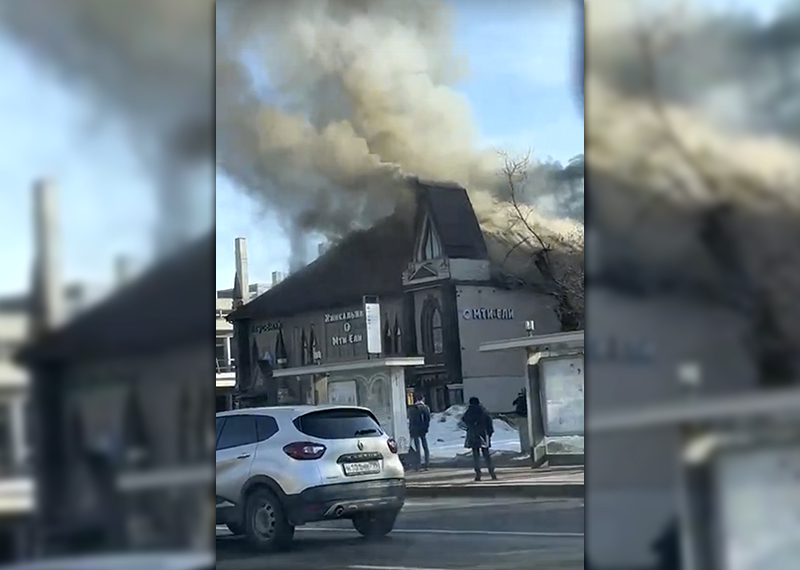 На юге Москвы загорелся ресторан