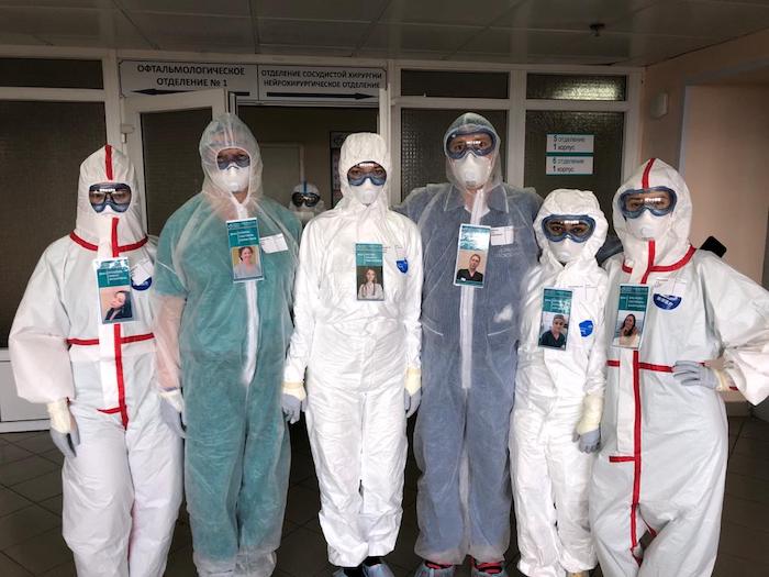 Врачи ГКБ №15 повесили на защитные костюмы улыбающиеся фото в знак поддержки заболевших