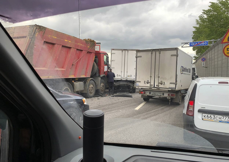 Крупное ДТП произошло на Новорязанском шоссе: у фуры отказали тормоза