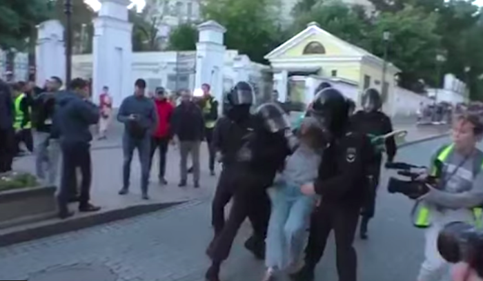 Правозащитники разыскивают росгвардейца, ударившего девушку в живот на акции в центре Москвы