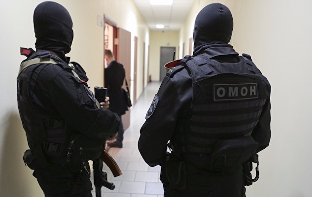 В кабинете директора московской школы нашли пистолет и крупную сумму денег