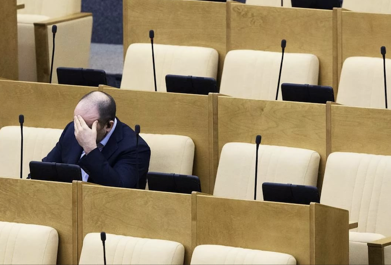 Россияне предложили привязать зарплаты депутатов к регионам и лишить их привилегий