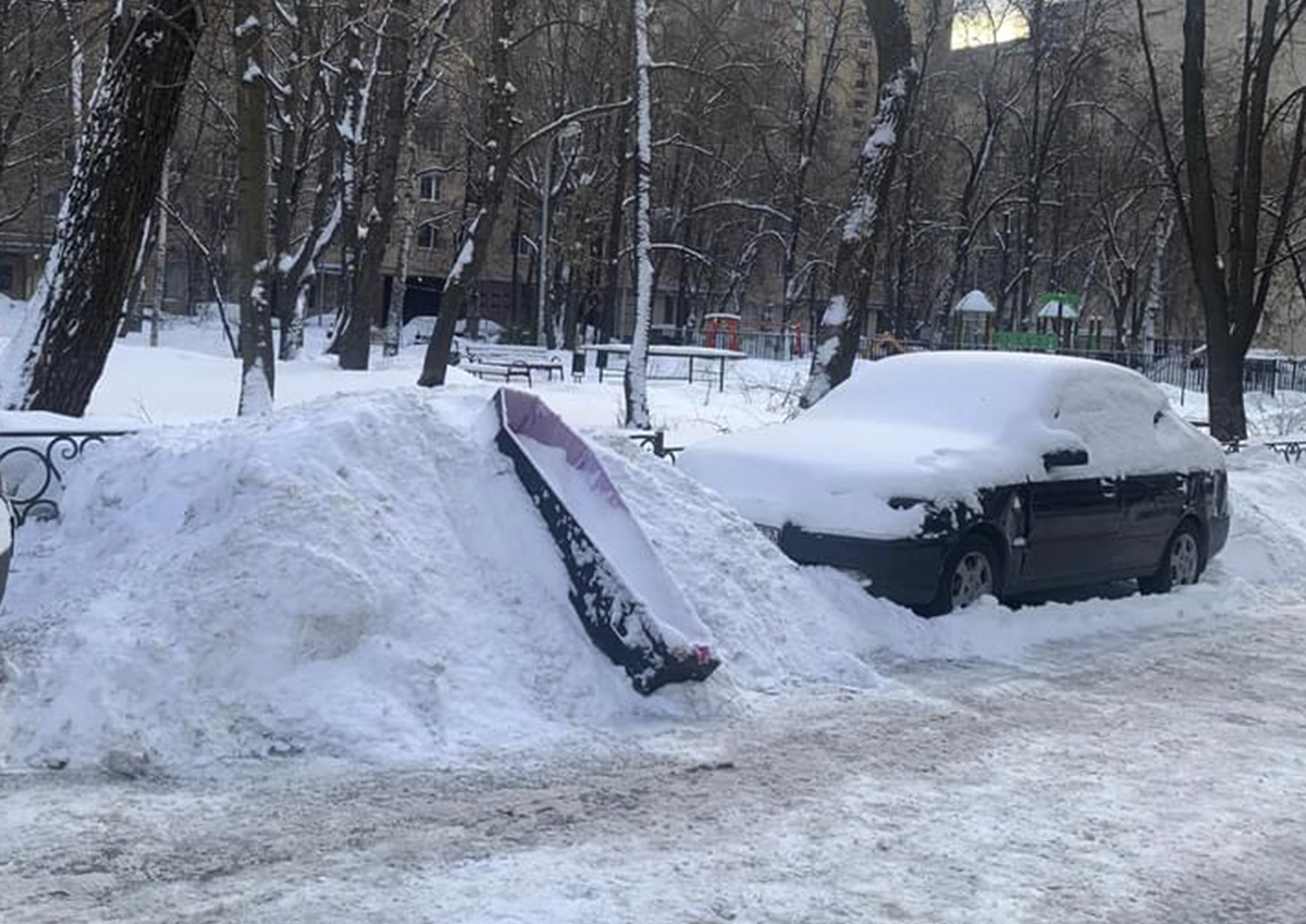 Гроб на помойке в центре Москвы озадачил жителей и заставил высказаться  экспертов | Новости общества