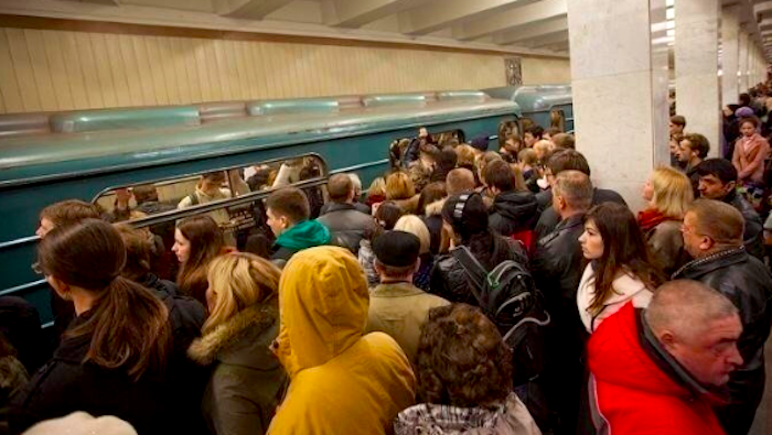 Пассажиры Таганско-Краснопресненской линии московского метро заходят в вагон