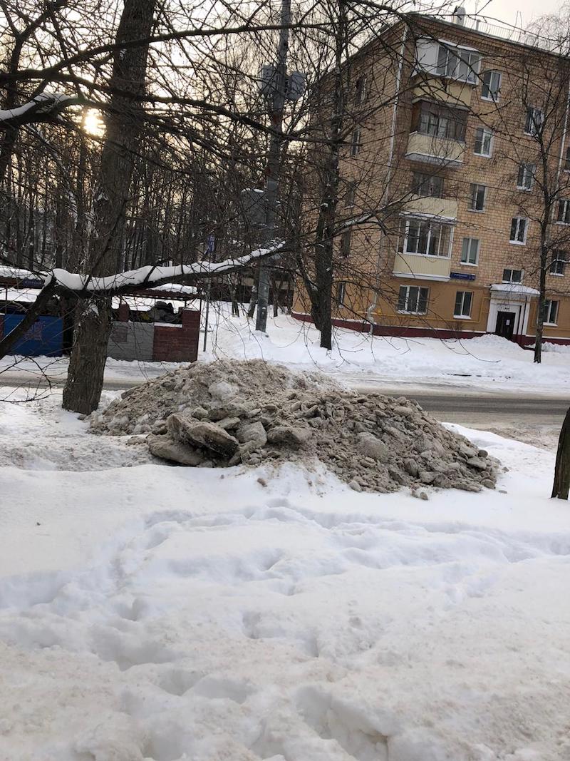 Грязный снег. Снег Измайлово. Неубранный снег в Москве. Снег на газоне.