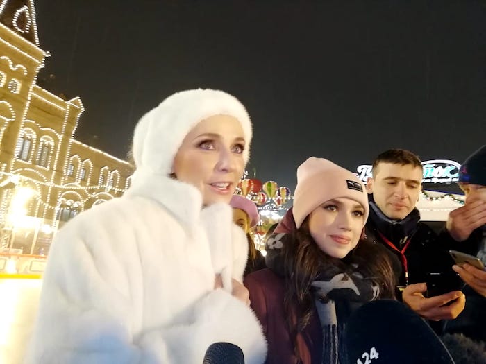 Татьяна Навка и Алина Загитова выступили на открытии катка возле ГУМа на Красной площади
