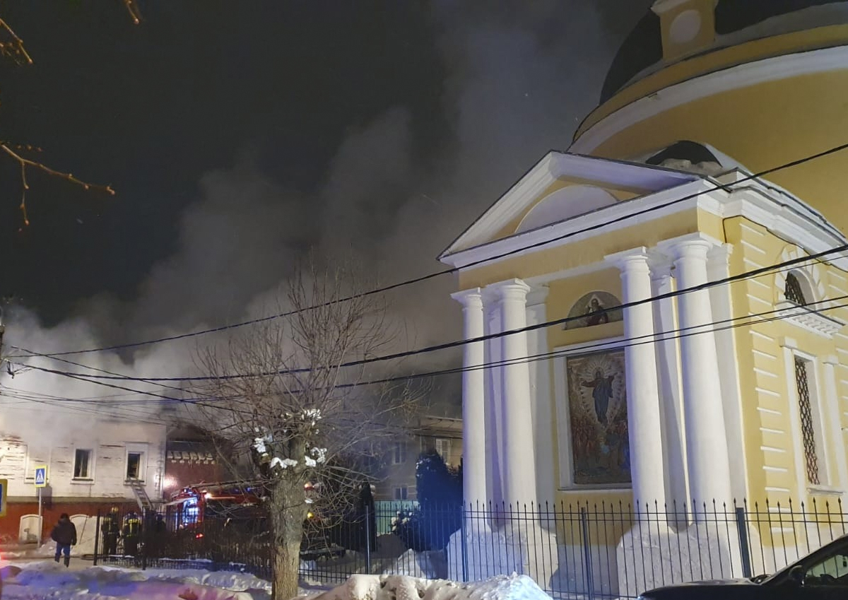 В Коломне около Воскресенской церкви горит здание | 14.01.2024 | Москва -  БезФормата