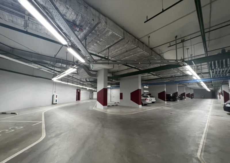 ворота в подземный паркинг. машина в паркинге. разметка на подземной парковке. дом с подземной парковкой. зеленоград 23 микрорайон.