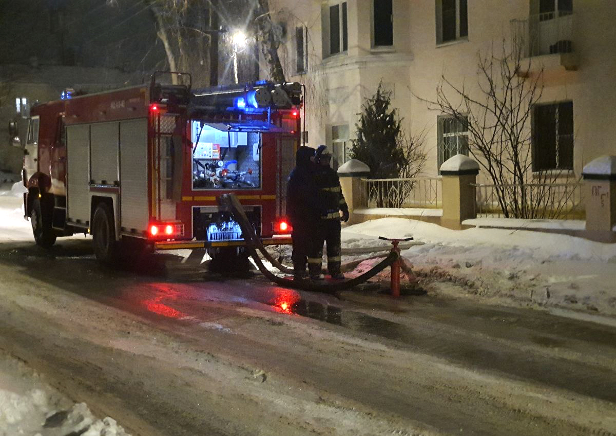 В Коломне около Воскресенской церкви горит здание | 14.01.2024 | Москва -  БезФормата